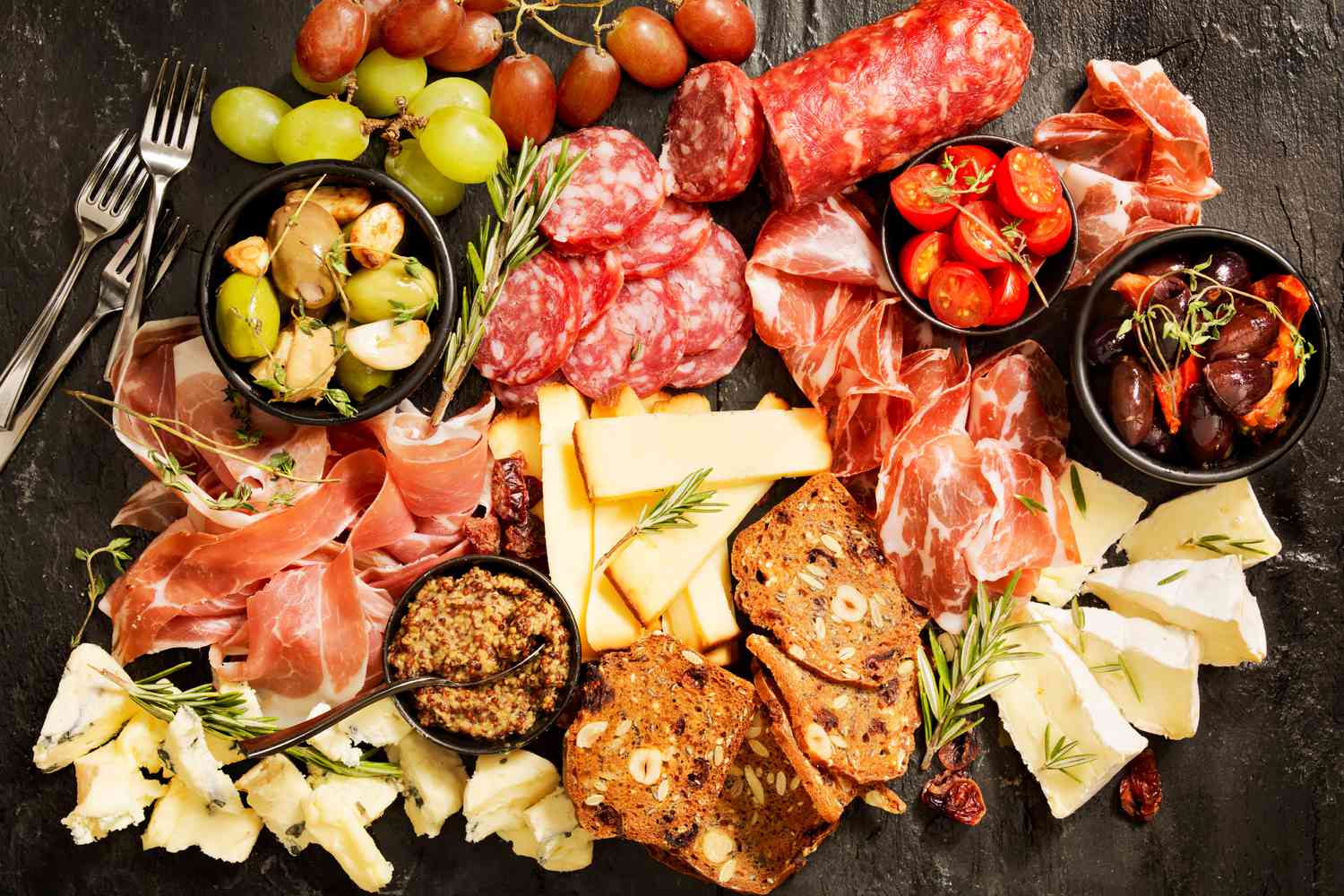 How-to-Make-a-Charcuterie-and-Cheese-Board-FT-BLOG1023-3008c7f64be7408faeb0c0cf15d18ae1 (1)